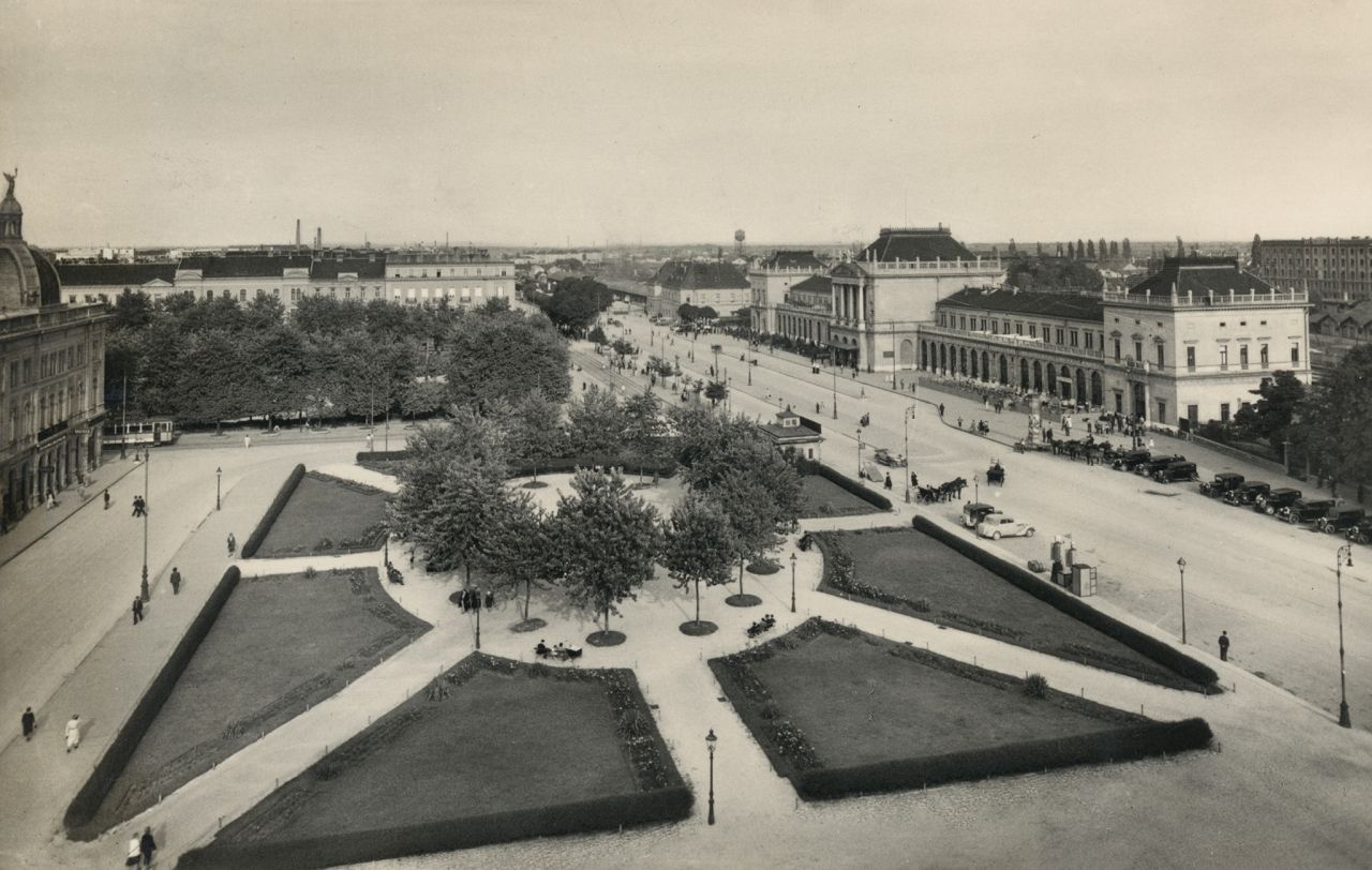 Trg Ante Starčevića. Glavni kolodvor. Panorama snimljena oko 1935. godine